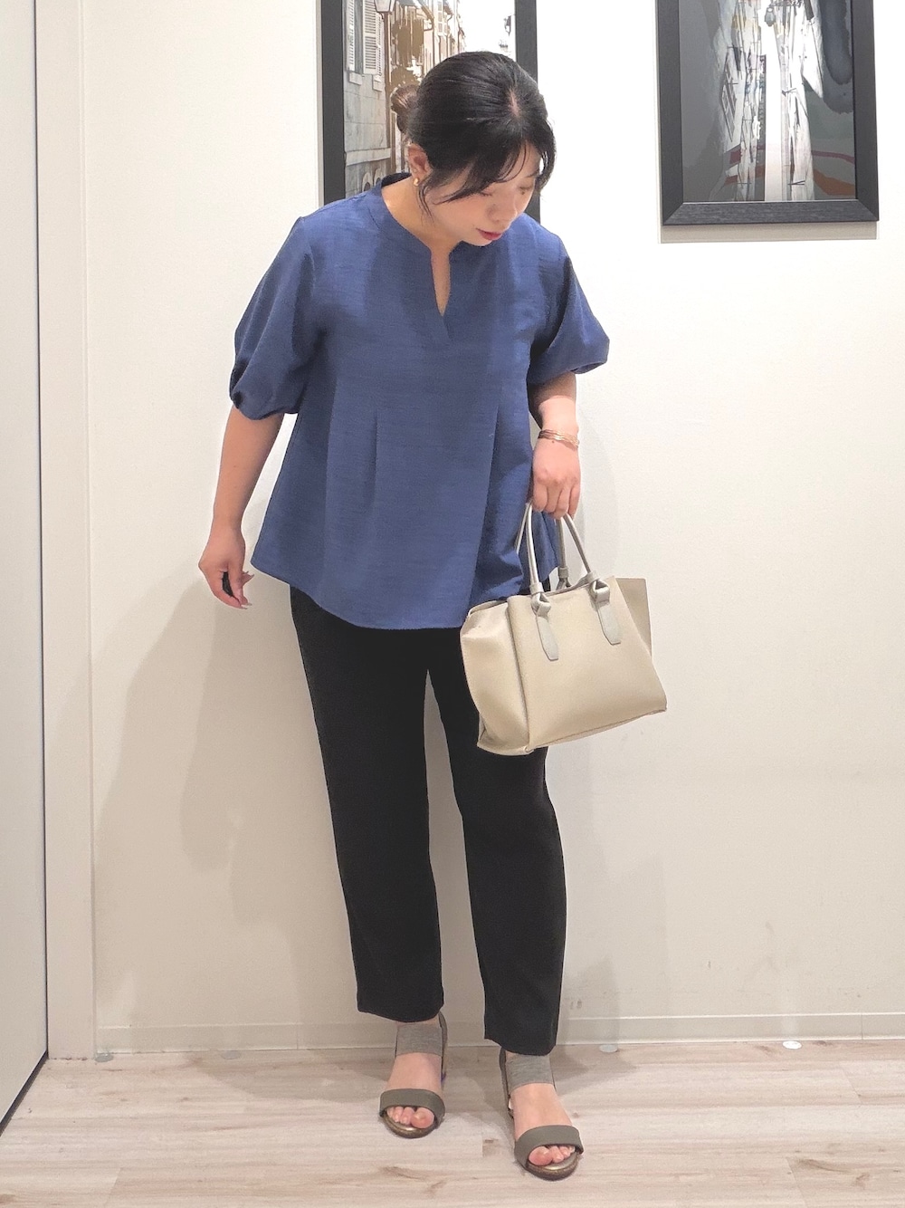 ブルー系のシャツ/ブラウス、ブラック系のその他パンツ、グレー系のトートバッグを着用したレディースの夏コーディネートの2枚目の写真