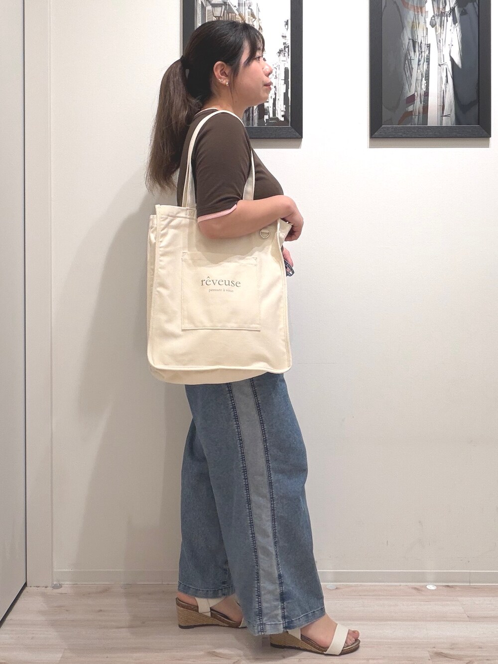 ブラウン系のTシャツ/カットソー、ブルー系のデニムパンツ、ホワイト系のサンダルを着用したレディースの夏コーディネートの2枚目の写真