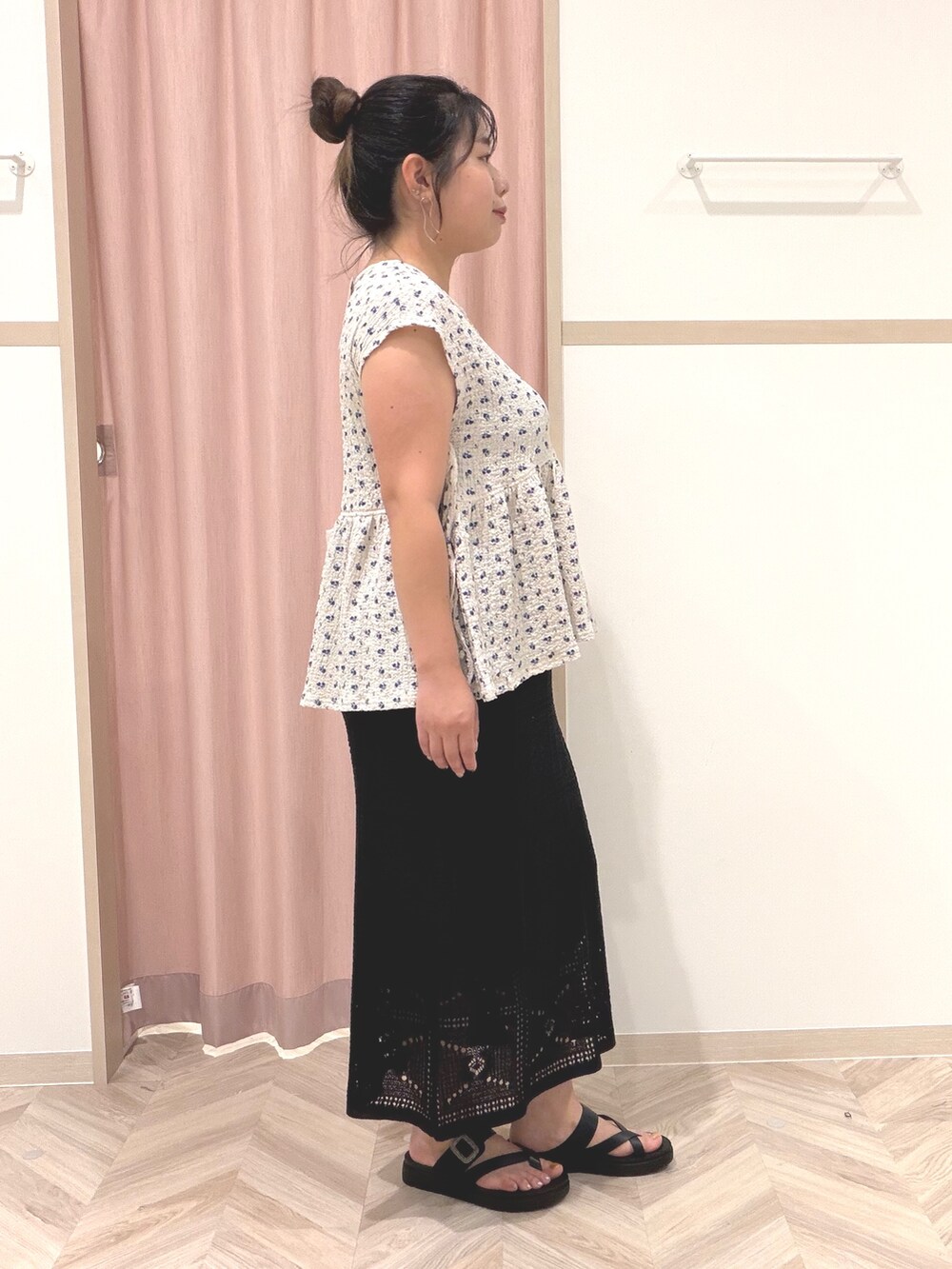 グレー系のTシャツ/カットソー、ブラック系のスカート、ホワイト系のトートバッグを着用したレディースの夏コーディネートの4枚目の写真