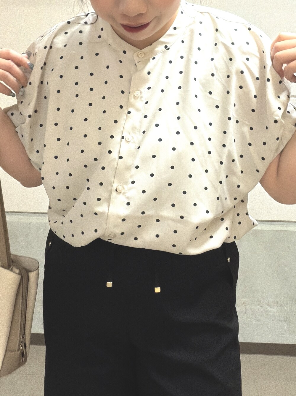 ブラック系のその他パンツ、ブラック系のサンダル、ベージュ系のショルダーバッグを着用したレディースの春コーディネートの5枚目の写真
