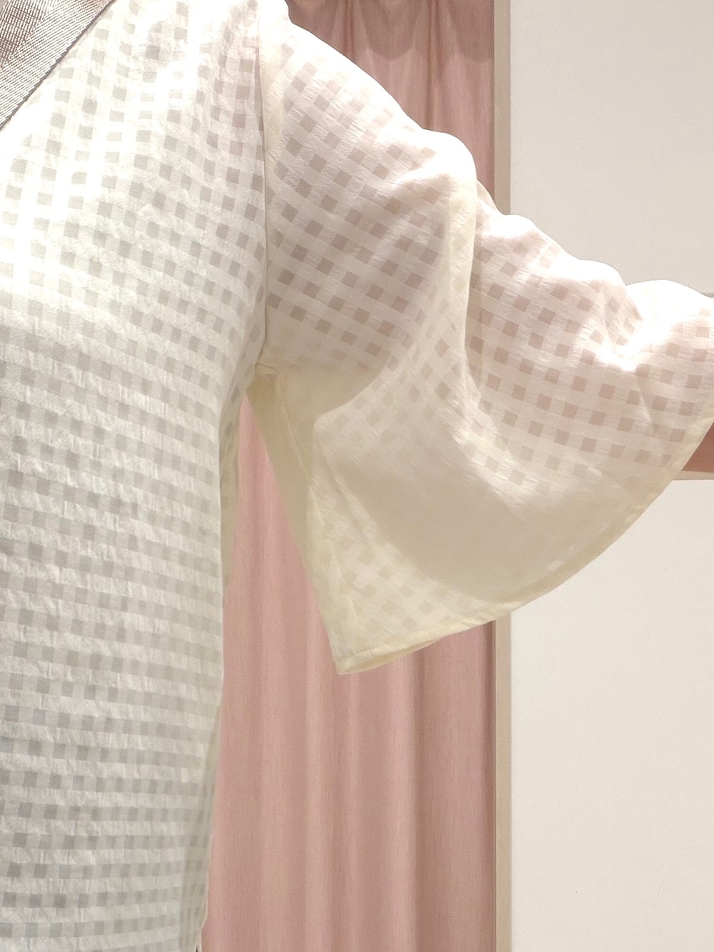 ゴールド系のタンクトップ、ホワイト系のシャツ/ブラウス、ブルー系のデニムパンツを着用したレディースの夏コーディネートの7枚目の写真