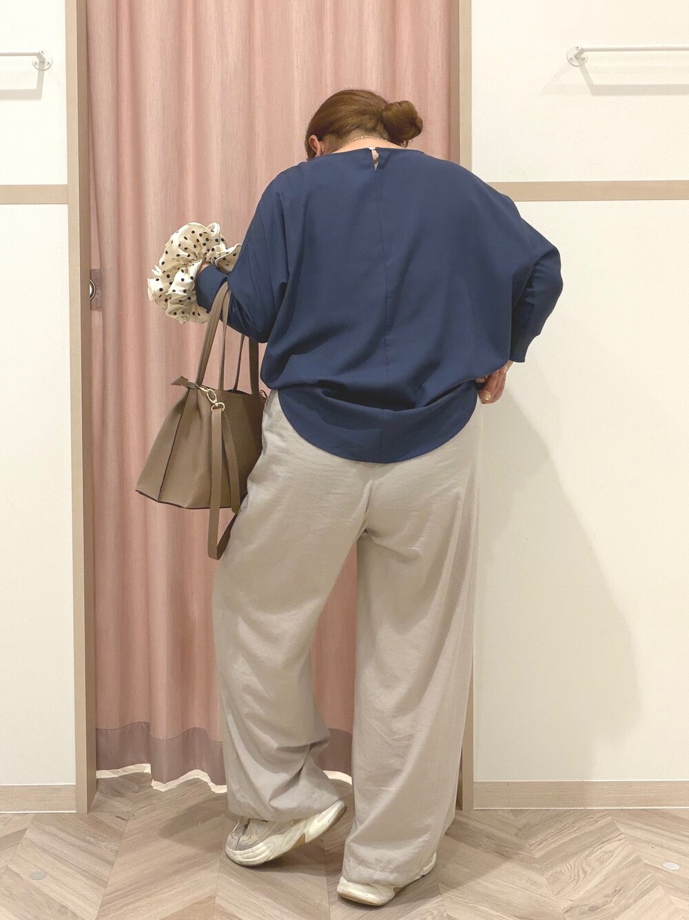 ブルー系のシャツ/ブラウス、ベージュ系のその他パンツ、ベージュ系のトートバッグを着用したレディースの秋コーディネートの6枚目の写真