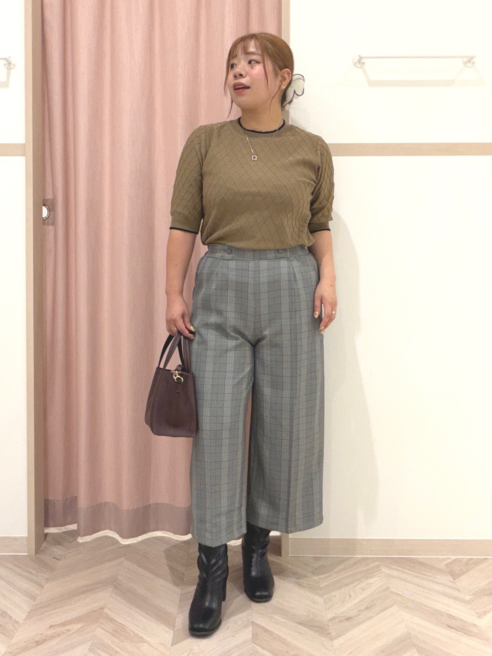 ベージュ系のニット/セーター、グレー系のその他パンツ、ブラック系のブーツを着用したレディースの秋コーディネートの3枚目の写真