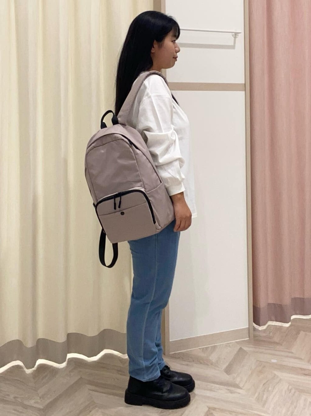 ホワイト系のTシャツ/カットソー、ブルー系のデニムパンツ、ブラック系のブーツを着用したレディースの秋コーディネートの3枚目の写真