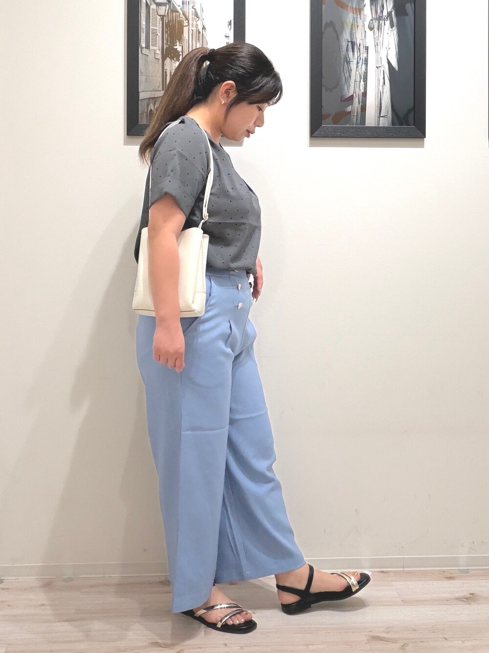 グレー系のシャツ/ブラウス、ブルー系のその他パンツ、ホワイト系のショルダーバッグを着用したレディースの夏コーディネートの3枚目の写真
