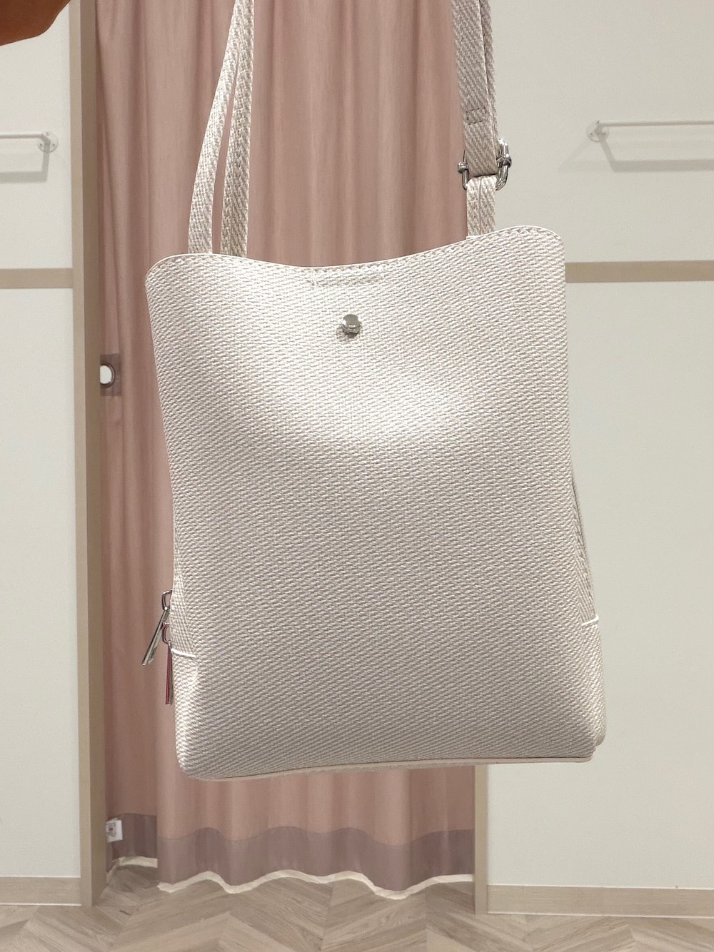レッド系のシャツ/ブラウス、ブルー系のデニムパンツ、ベージュ系のショルダーバッグを着用したレディースの夏コーディネートの7枚目の写真