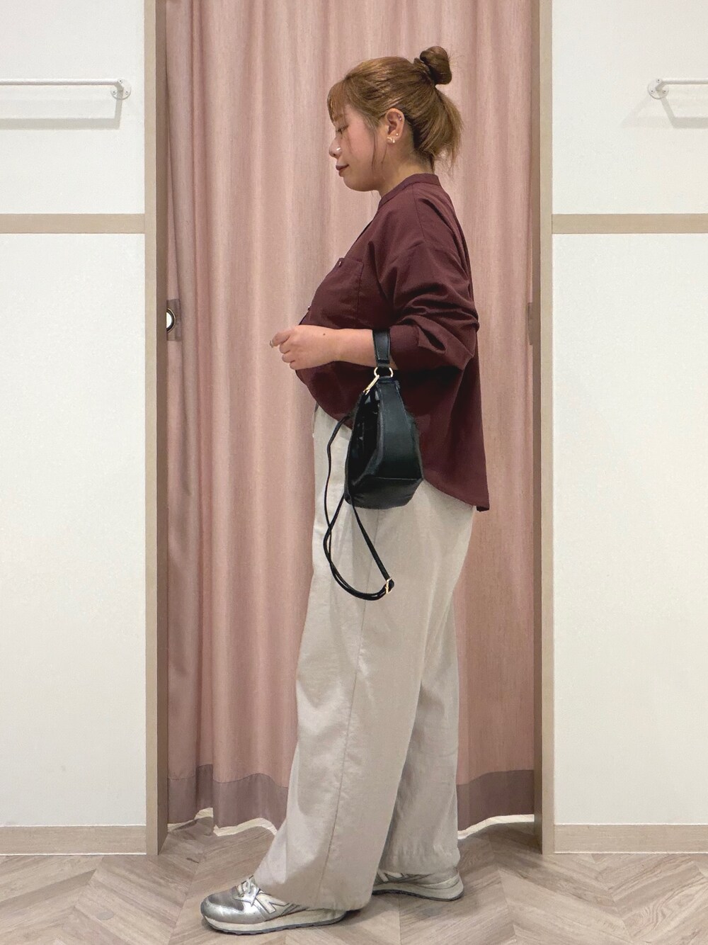 レッド系のシャツ/ブラウス、ベージュ系のその他パンツ、ブラック系のショルダーバッグを着用したレディースの秋コーディネートの5枚目の写真