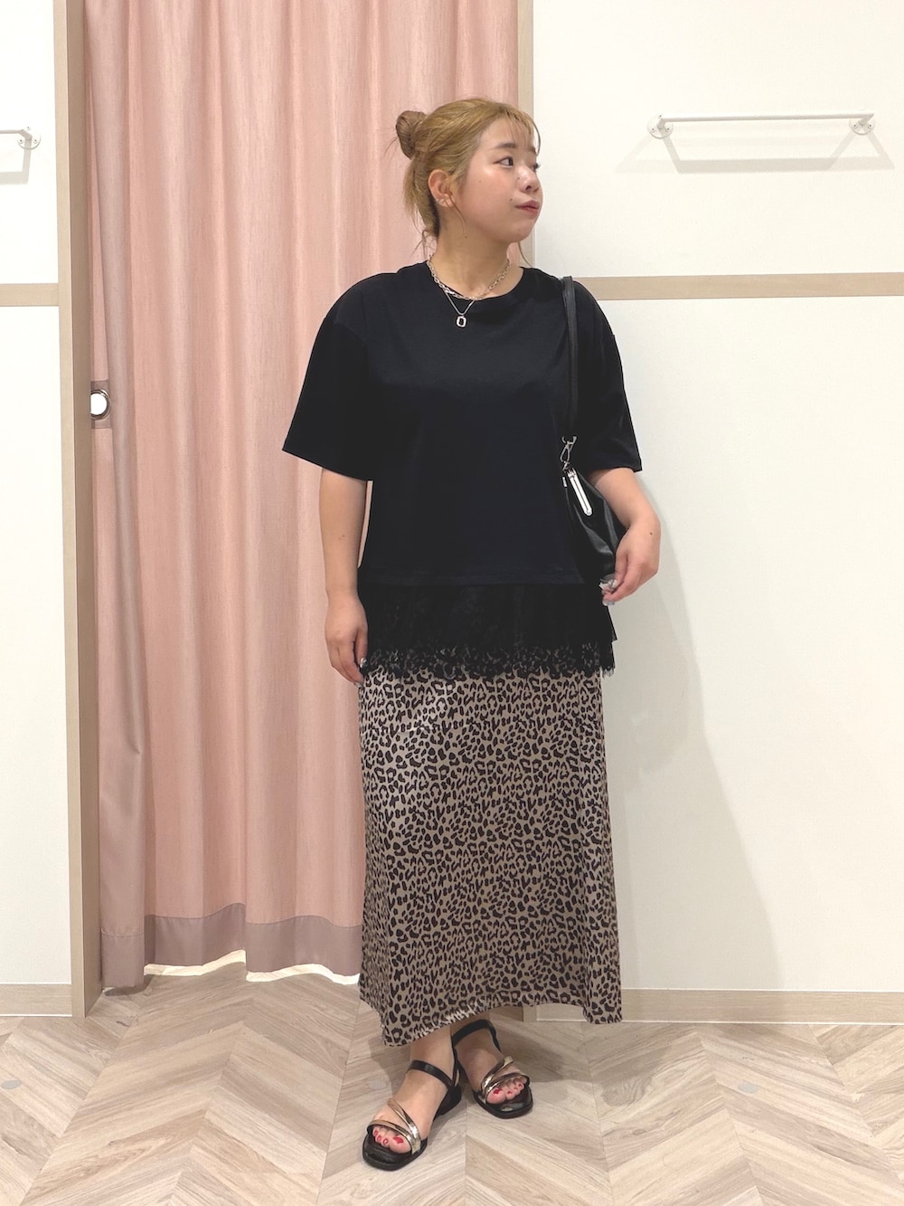 ブラック系のTシャツ/カットソー、ブラウン系のスカートを着用したレディースの夏コーディネートの2枚目の写真