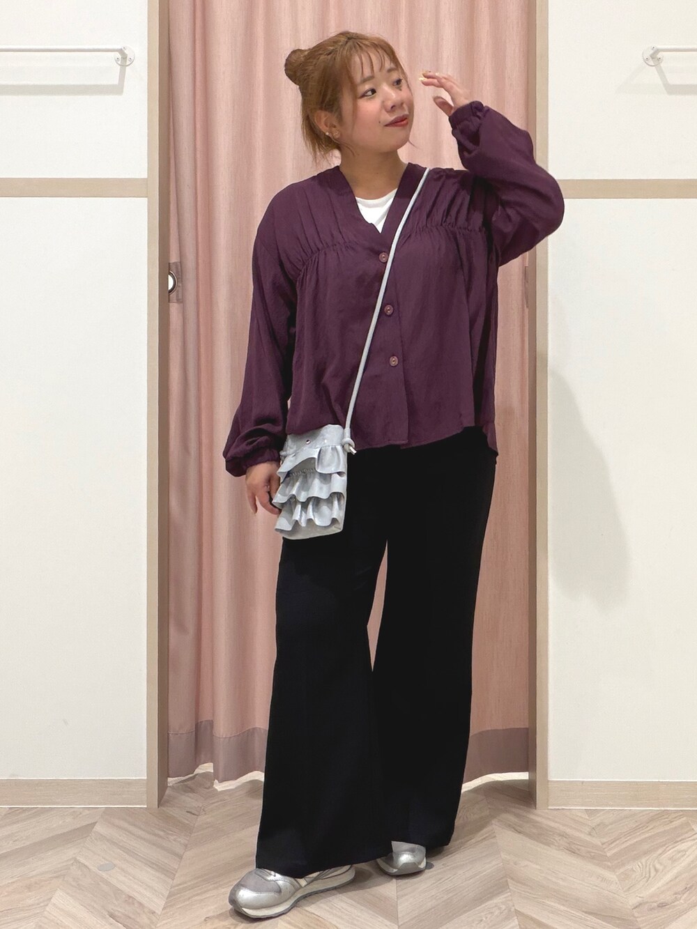 ブラック系のその他パンツ、シルバー系のショルダーバッグを着用したレディースの秋コーディネートの3枚目の写真