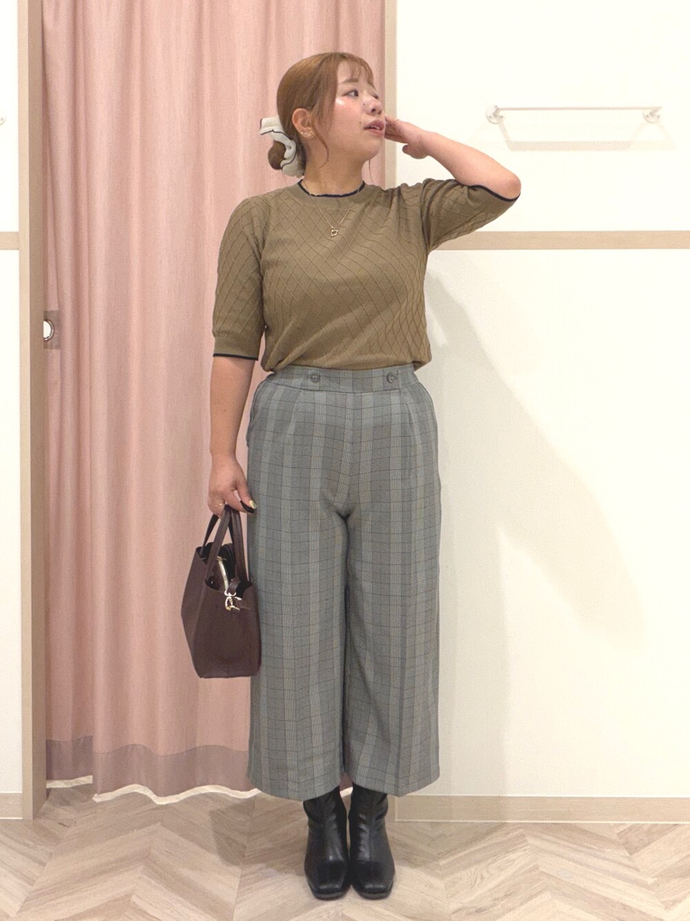 ベージュ系のニット/セーター、グレー系のその他パンツ、ブラック系のブーツを着用したレディースの秋コーディネートの2枚目の写真