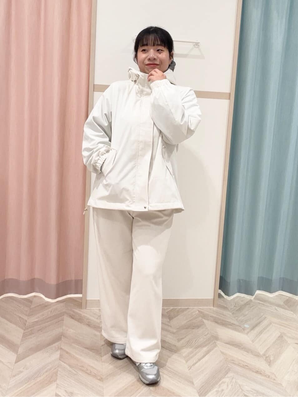 ホワイト系のその他パンツ、ホワイト系のブルゾン、ブルー系のスウェットを着用したレディースの冬コーディネートの5枚目の写真