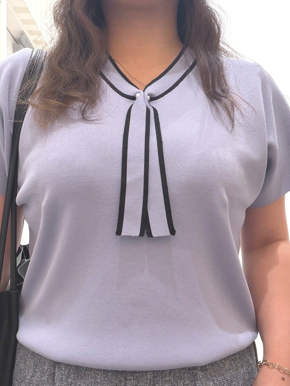 ブルー系のニット/セーター、ブルー系のその他パンツ、ベージュ系のパンプスを着用したレディースの夏コーディネートの5枚目の写真