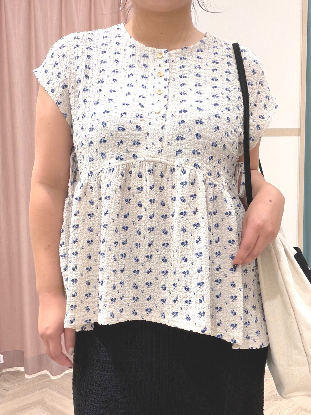 グレー系のTシャツ/カットソー、ブラック系のスカート、ホワイト系のトートバッグを着用したレディースの夏コーディネートの7枚目の写真