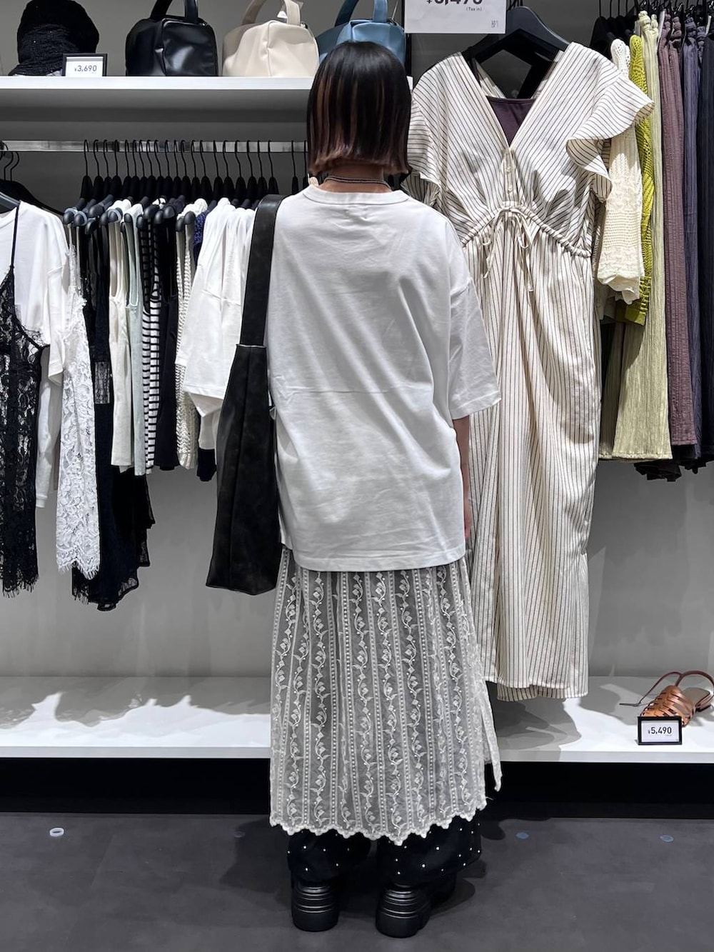 その他のその他パンツ、ブラック系のショルダーバッグ、ブラック系のサンダルを着用したレディースの春コーディネートの6枚目の写真