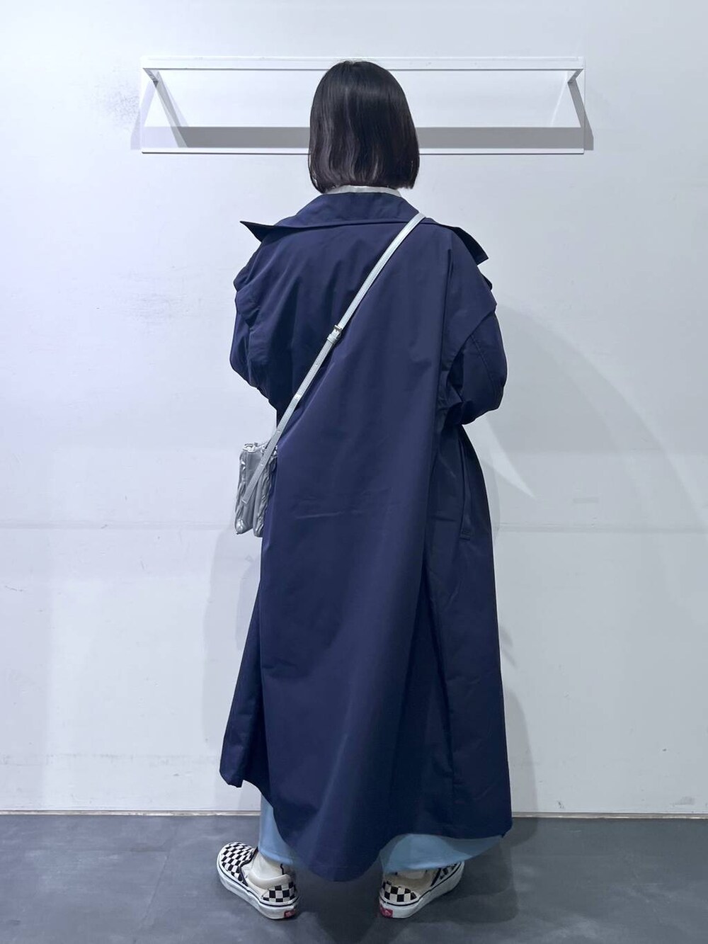 その他のショルダーバッグ、ブルー系のスカート、ホワイト系のシャツ/ブラウスを着用したレディースの冬コーディネートの5枚目の写真