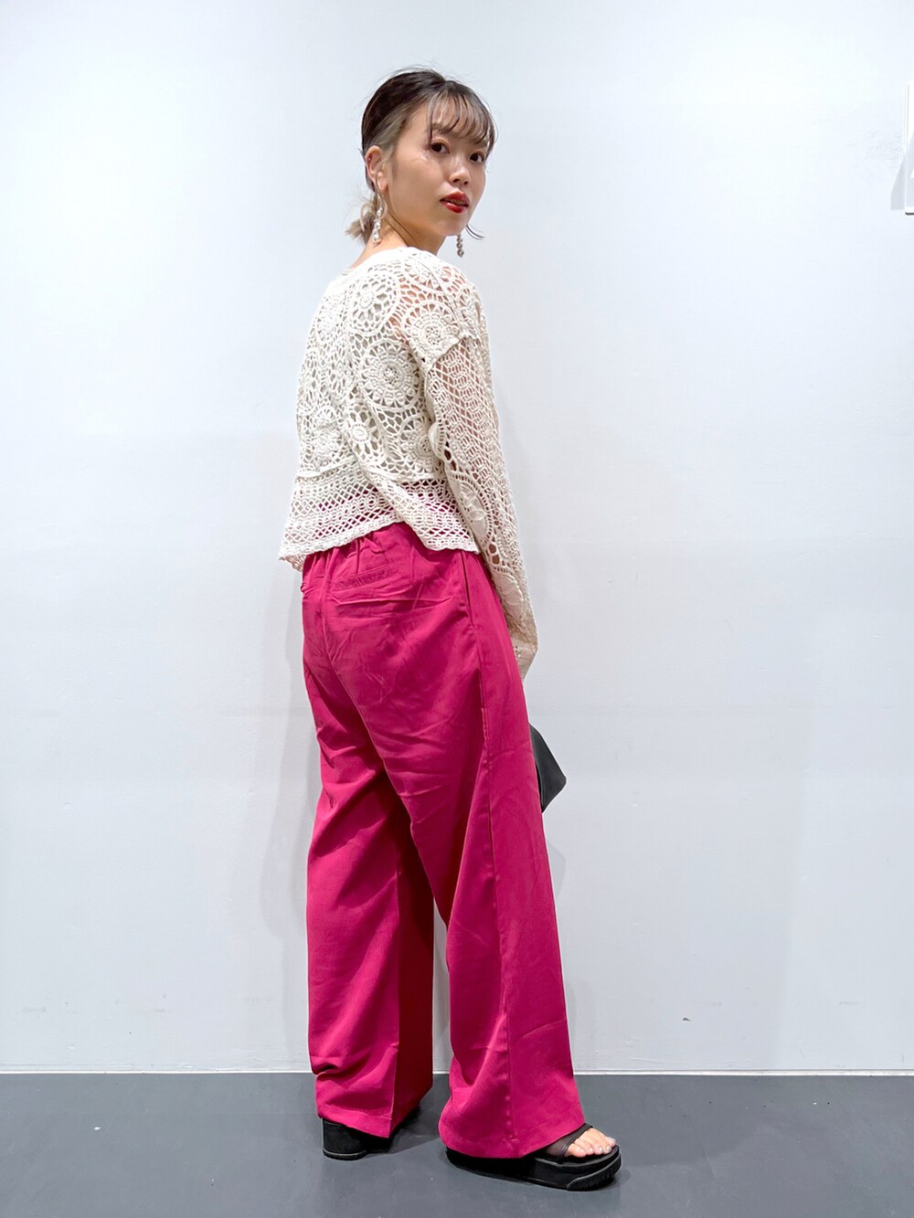 ベージュ系のタンクトップ、ベージュ系のカーディガン/ボレロ、ピンク系のその他パンツを着用したレディースの夏コーディネートの3枚目の写真