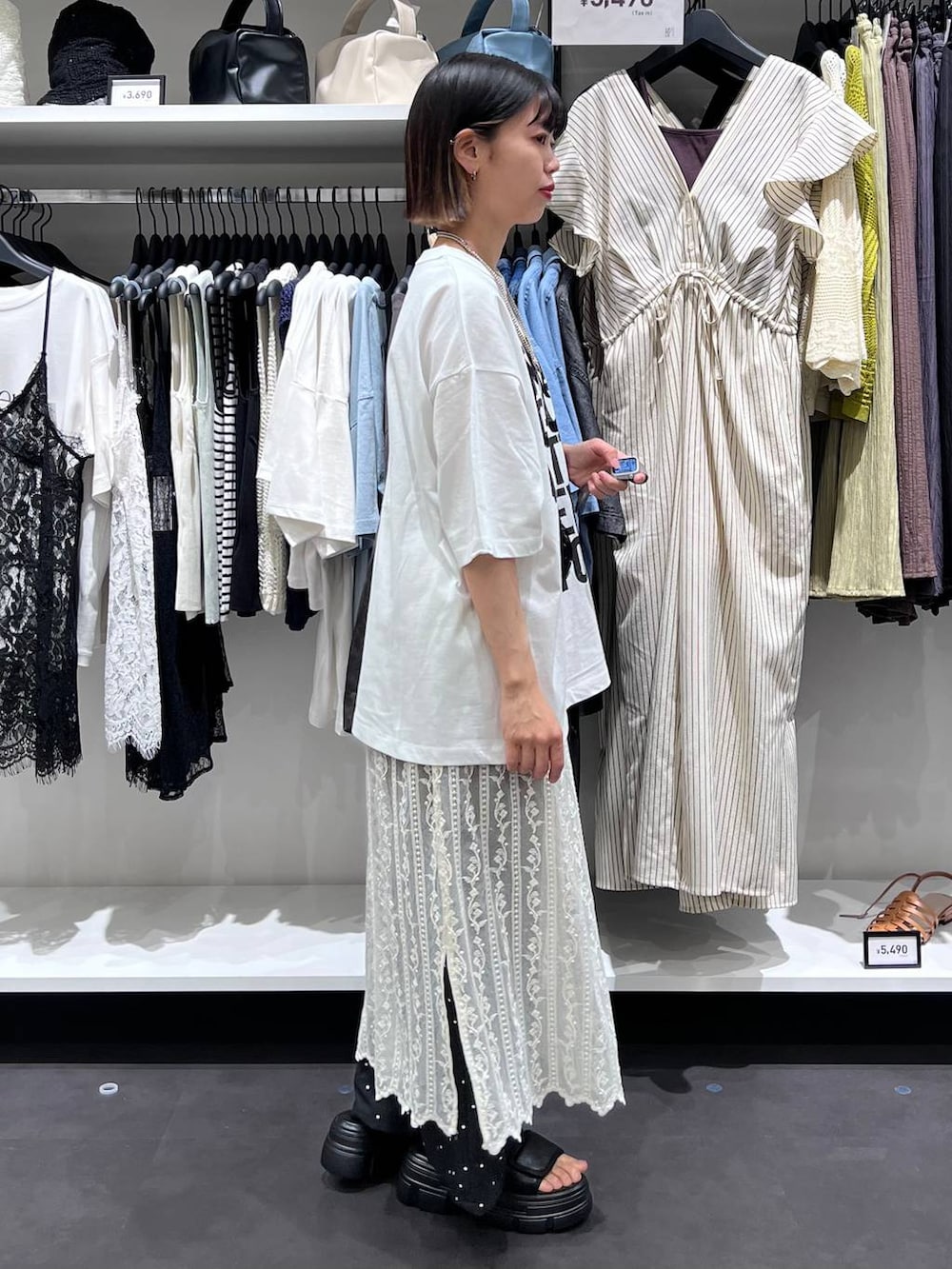 その他のその他パンツ、ブラック系のショルダーバッグ、ブラック系のサンダルを着用したレディースの春コーディネートの5枚目の写真