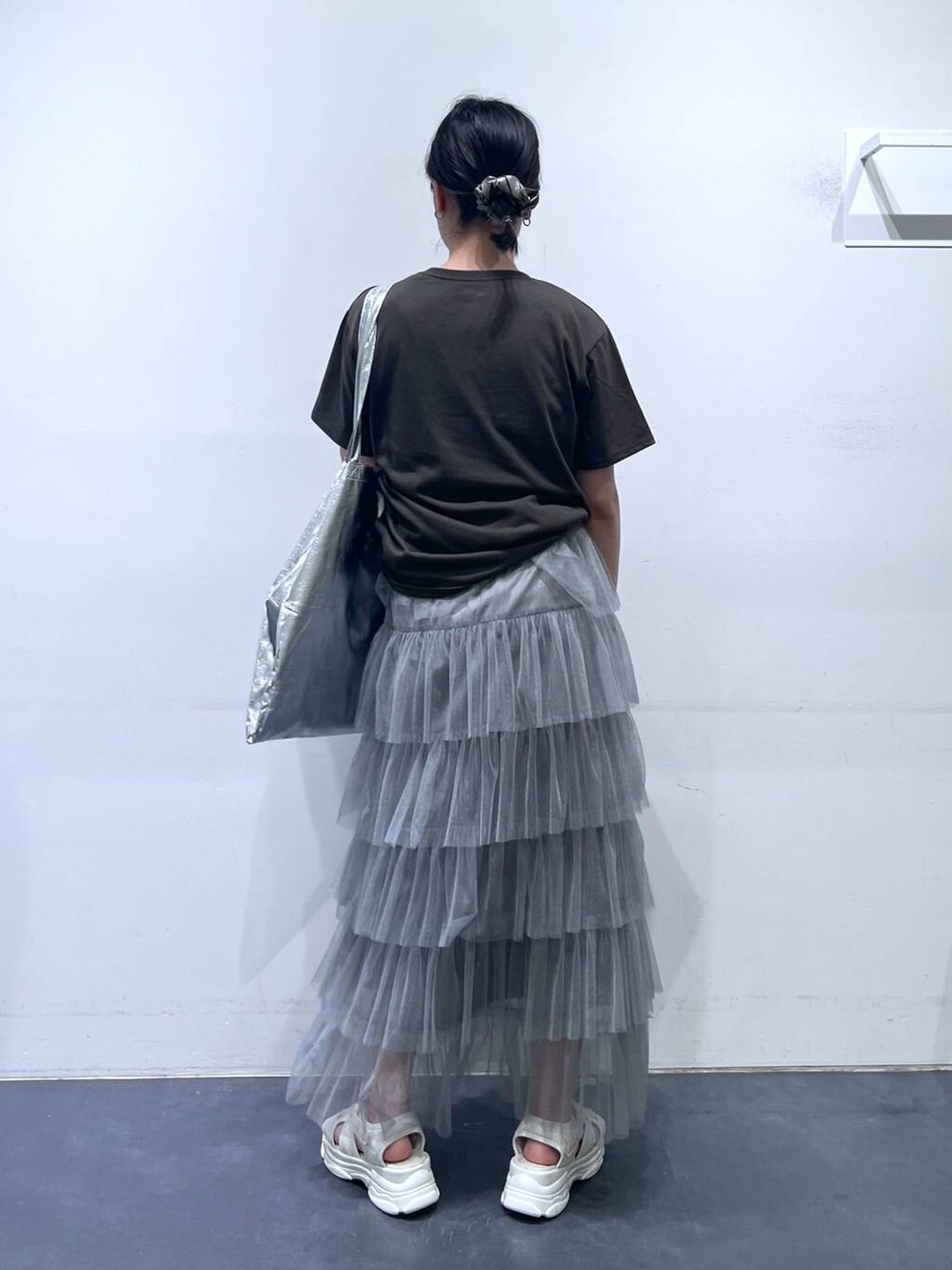 「LAKOLE、低身長、個性派、カジュアル、骨格ウェーブ、サンダル、トートバッグ、Tシャツ」｜「LAKOLEの3パーテーショントートバッグ / 110642（トートバッグ、シルバー系）」を使った、うえさん（レディース・153cm）の春コーディネートの4枚目の写真