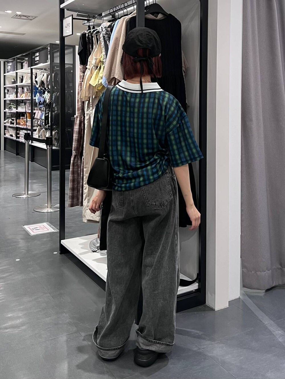 ブラック系のデニムパンツ、ブラック系のサンダル、ブラック系のショルダーバッグを着用したレディースの夏コーディネートの5枚目の写真