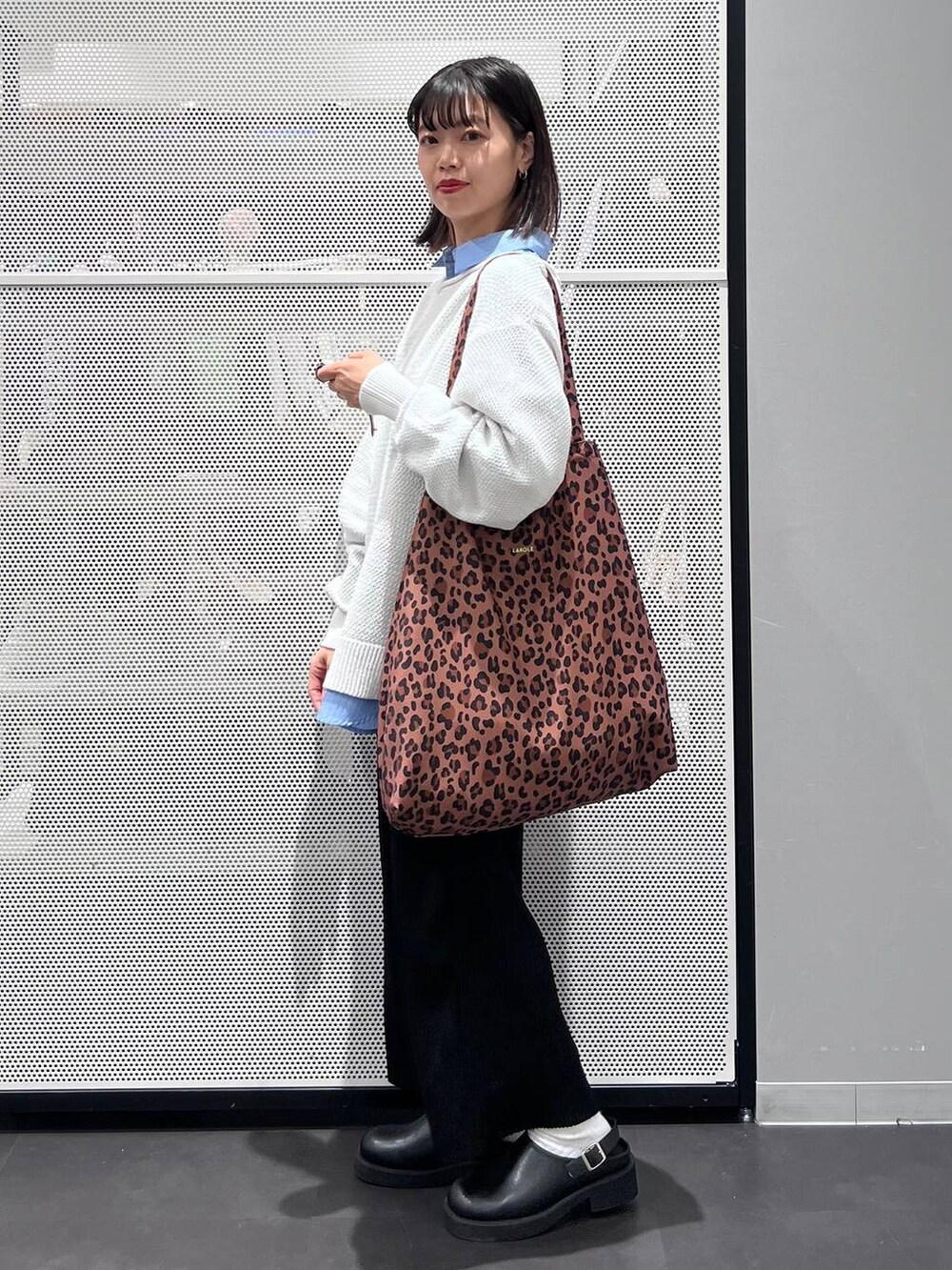 ブラック系のサンダル、ブルー系のシャツ/ブラウス、ブラック系のスカートを着用したレディースの春コーディネートの4枚目の写真