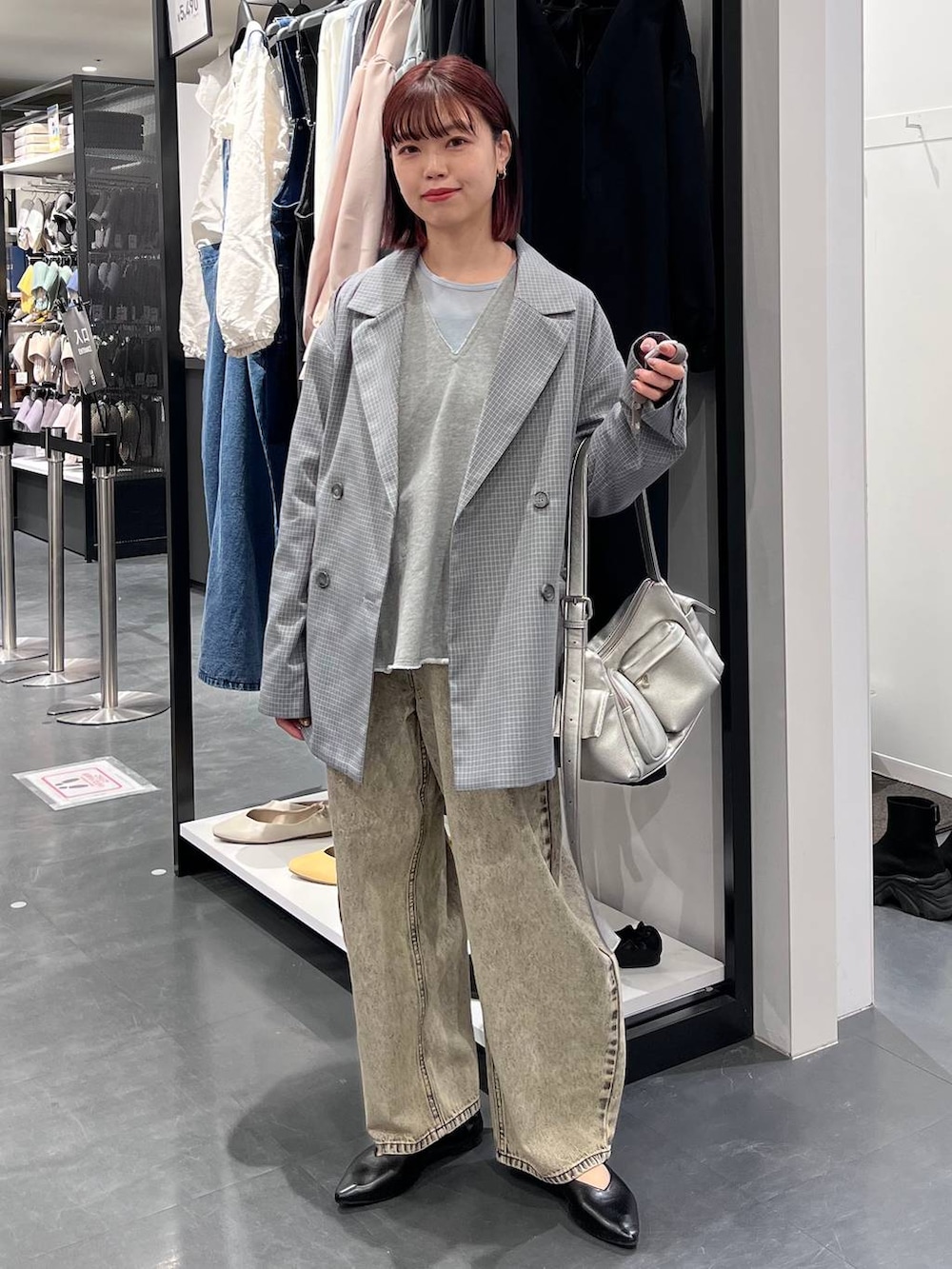 ベージュ系のデニムパンツ、その他のショルダーバッグ、ブラック系のパンプスを着用したレディースの春コーディネートの2枚目の写真