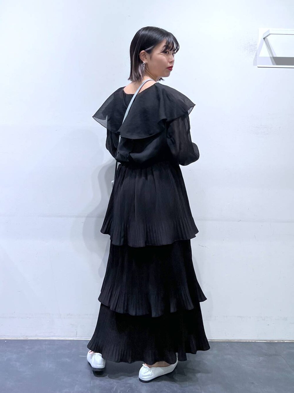 その他のショルダーバッグ、シルバー系のバレエシューズ、ブラック系のスカートを着用したレディースの春コーディネートの7枚目の写真