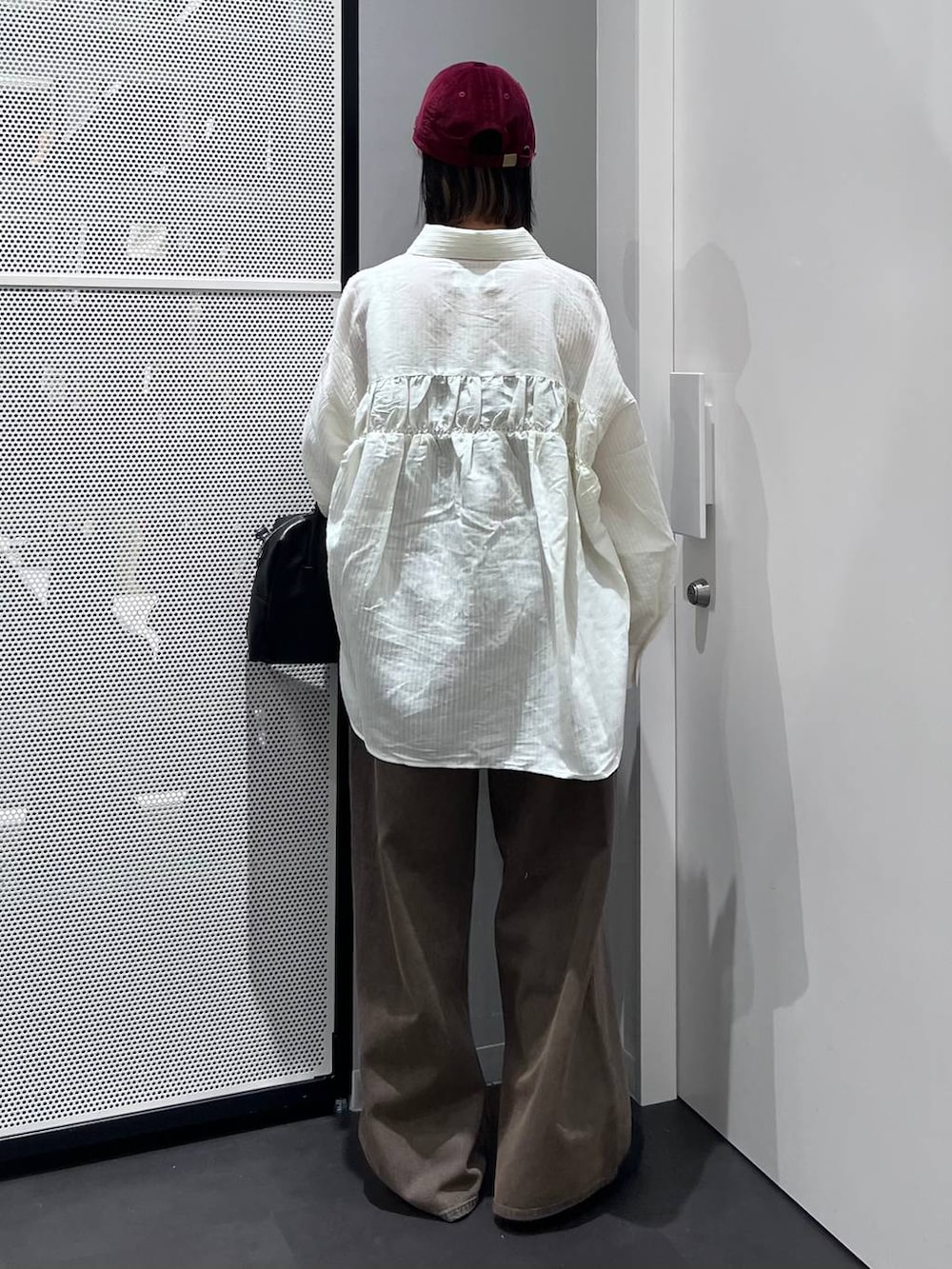 ベージュ系のシャツ/ブラウス、ブラウン系のデニムパンツ、ブラック系のその他シューズを着用したレディースの秋コーディネートの5枚目の写真