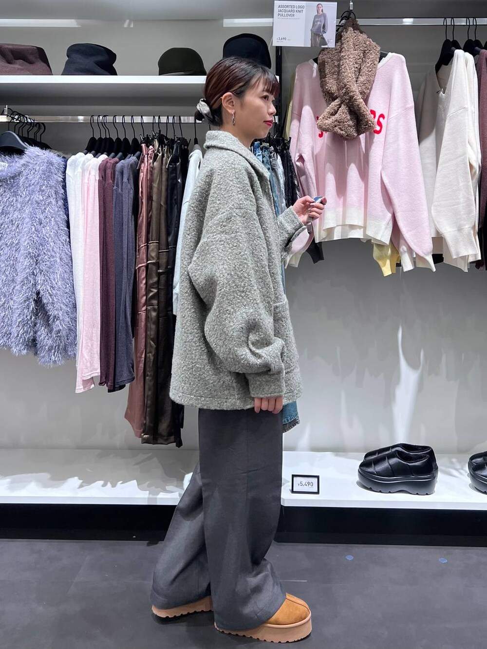 グレー系のブルゾン、イエロー系のスリッポン、ブラック系のショルダーバッグを着用したレディースの秋コーディネートの4枚目の写真