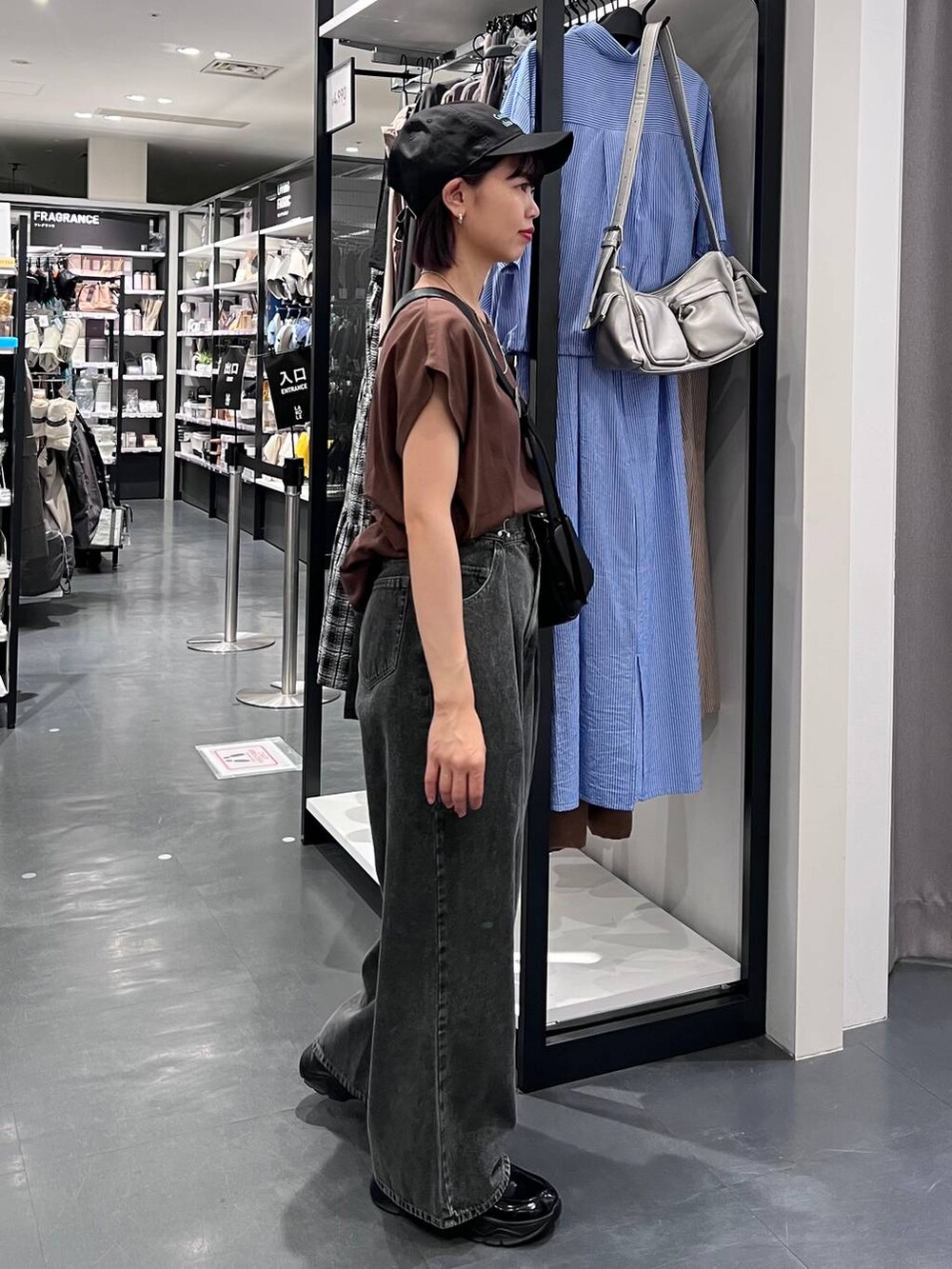 ブラウン系のTシャツ/カットソー、ブラック系のショルダーバッグ、ブラック系のローファーを着用したレディースの夏コーディネートの2枚目の写真