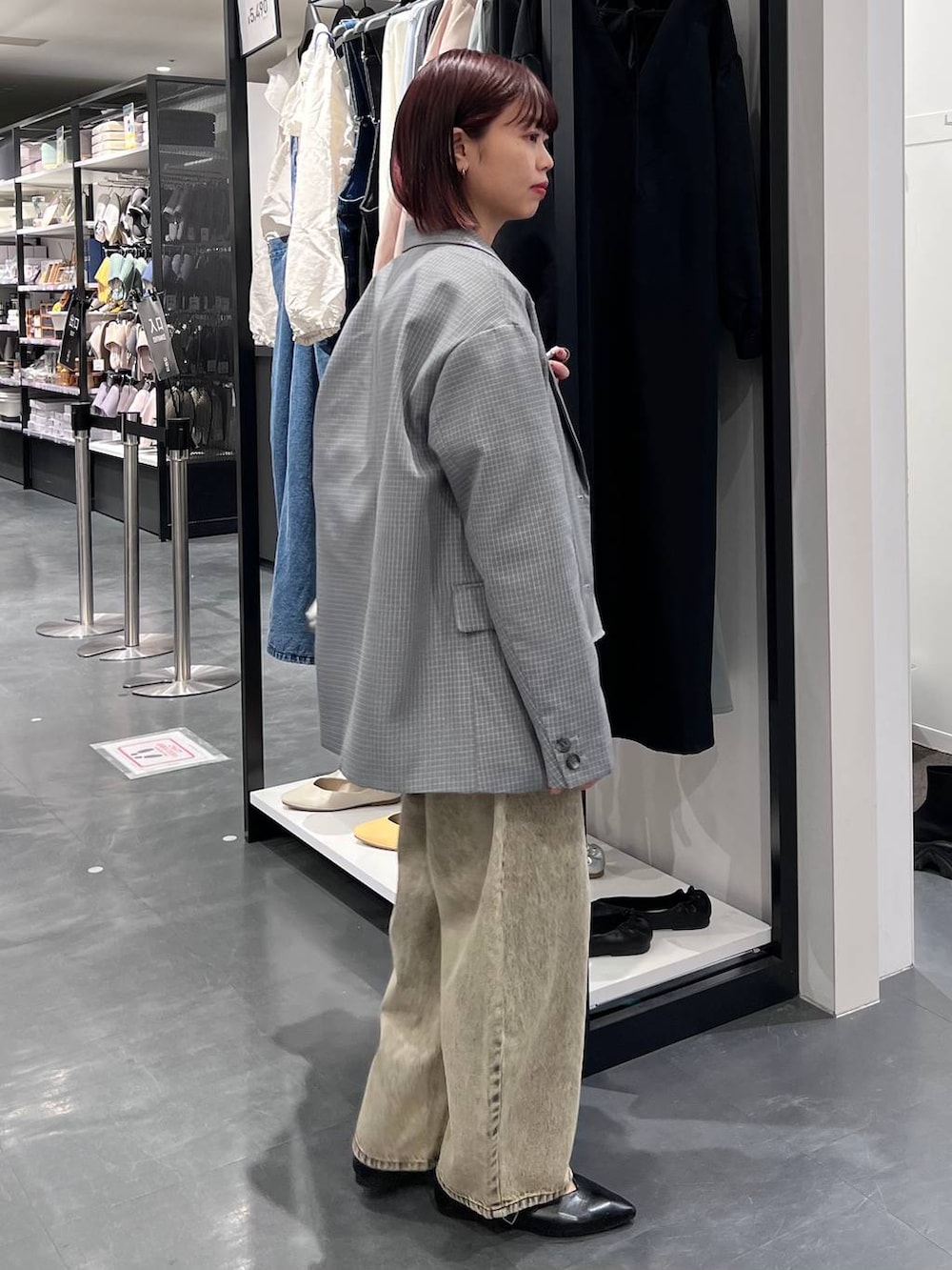 ベージュ系のデニムパンツ、その他のショルダーバッグ、ブラック系のパンプスを着用したレディースの春コーディネートの4枚目の写真