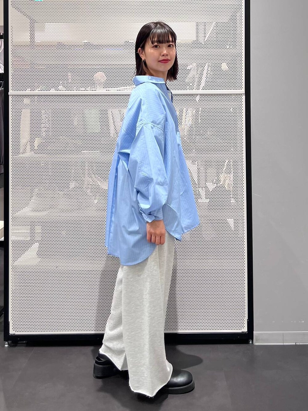 ブラック系のショルダーバッグ、グレー系のその他パンツ、ブラック系のサンダルを着用したレディースの春コーディネートの4枚目の写真