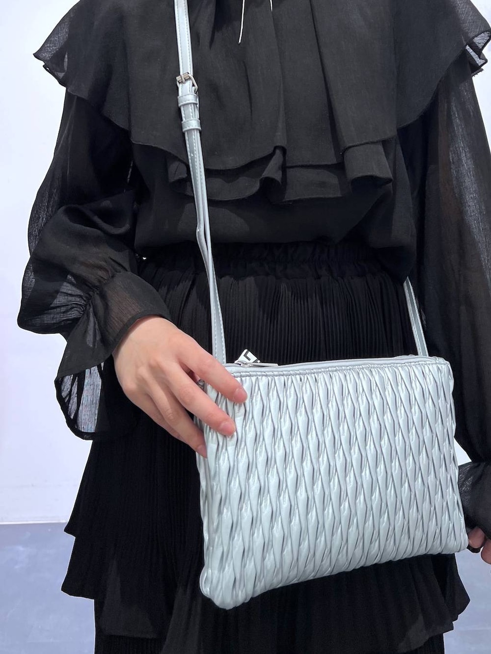 その他のショルダーバッグ、シルバー系のバレエシューズ、ブラック系のスカートを着用したレディースの春コーディネートの4枚目の写真