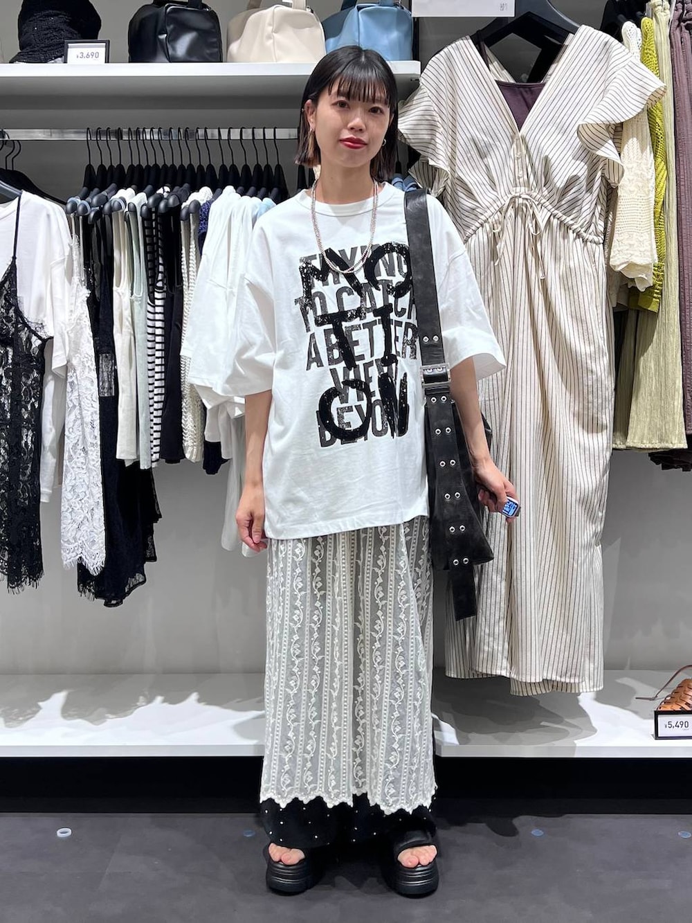 その他のその他パンツ、ブラック系のショルダーバッグ、ブラック系のサンダルを着用したレディースの春コーディネートの2枚目の写真