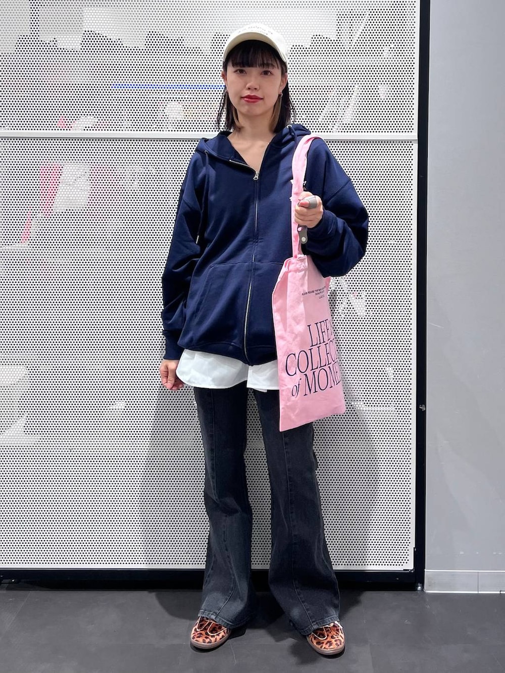 ピンク系のトートバッグ、ブルー系のパーカー、その他のスニーカーを着用したレディースの冬コーディネートの2枚目の写真