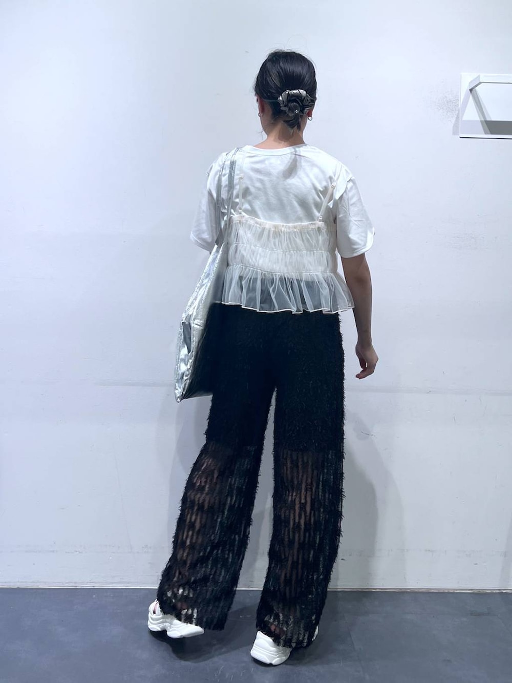 「低身長、個性派、カジュアル、骨格ウェーブ、生活雑貨、サンダル、Tシャツ、キャミソール、ビスチェ、トートバッグ、LAKOLE」｜「LAKOLEの3パーテーショントートバッグ / 110642（トートバッグ、シルバー系）」を使った、うえさん（レディース・153cm）の春コーディネートの4枚目の写真