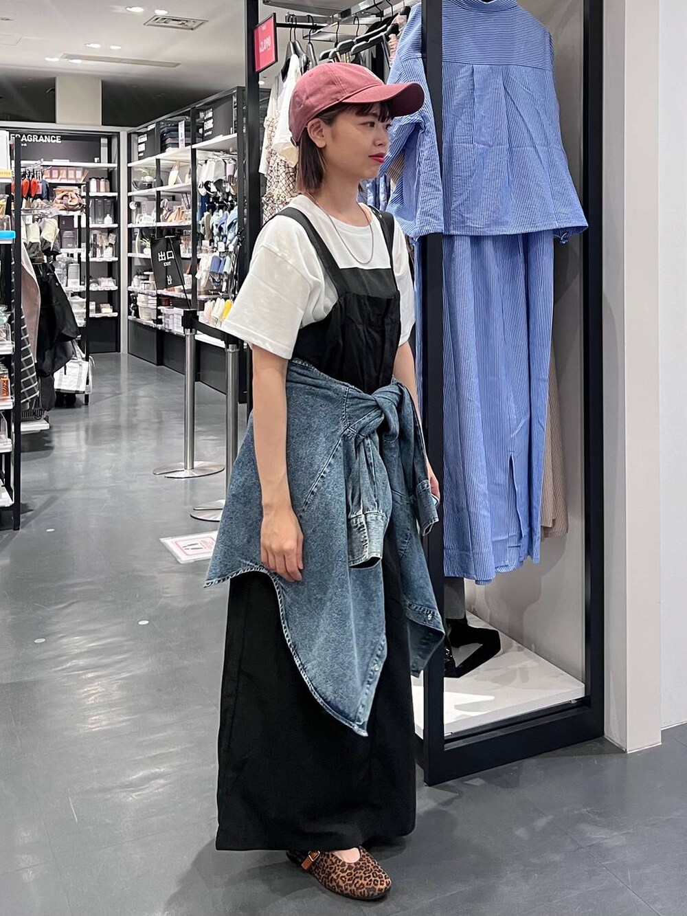 ブルー系のシャツ/ブラウス、ホワイト系のTシャツ/カットソー、その他のパンプスを着用したレディースの夏コーディネートの3枚目の写真