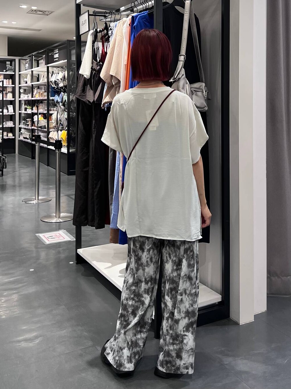 グレー系のその他パンツ、ホワイト系のTシャツ/カットソー、ブラック系のローファーを着用したレディースの夏コーディネートの5枚目の写真