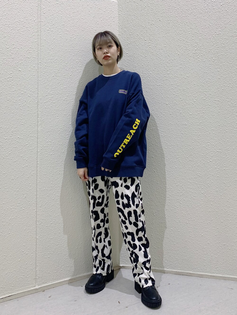 その他のスラックス、ブルー系のスウェット、ホワイト系のTシャツ/カットソーを着用したレディースの冬コーディネートの2枚目の写真