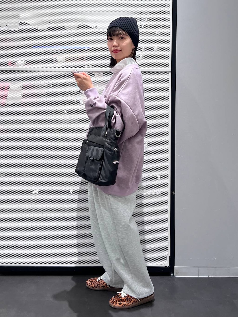 ブラック系のトートバッグ、その他のスニーカー、ホワイト系のその他トップスを着用したレディースの冬コーディネートの3枚目の写真