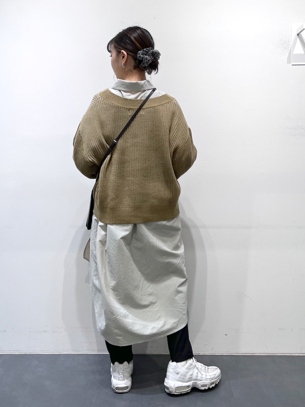 ホワイト系のスニーカー、ブラック系のその他パンツ、グレー系のワンピースを着用したレディースの冬コーディネートの4枚目の写真