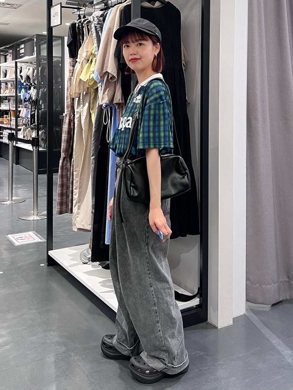 ブラック系のデニムパンツ、ブラック系のサンダル、ブラック系のショルダーバッグを着用したレディースの夏コーディネートの4枚目の写真