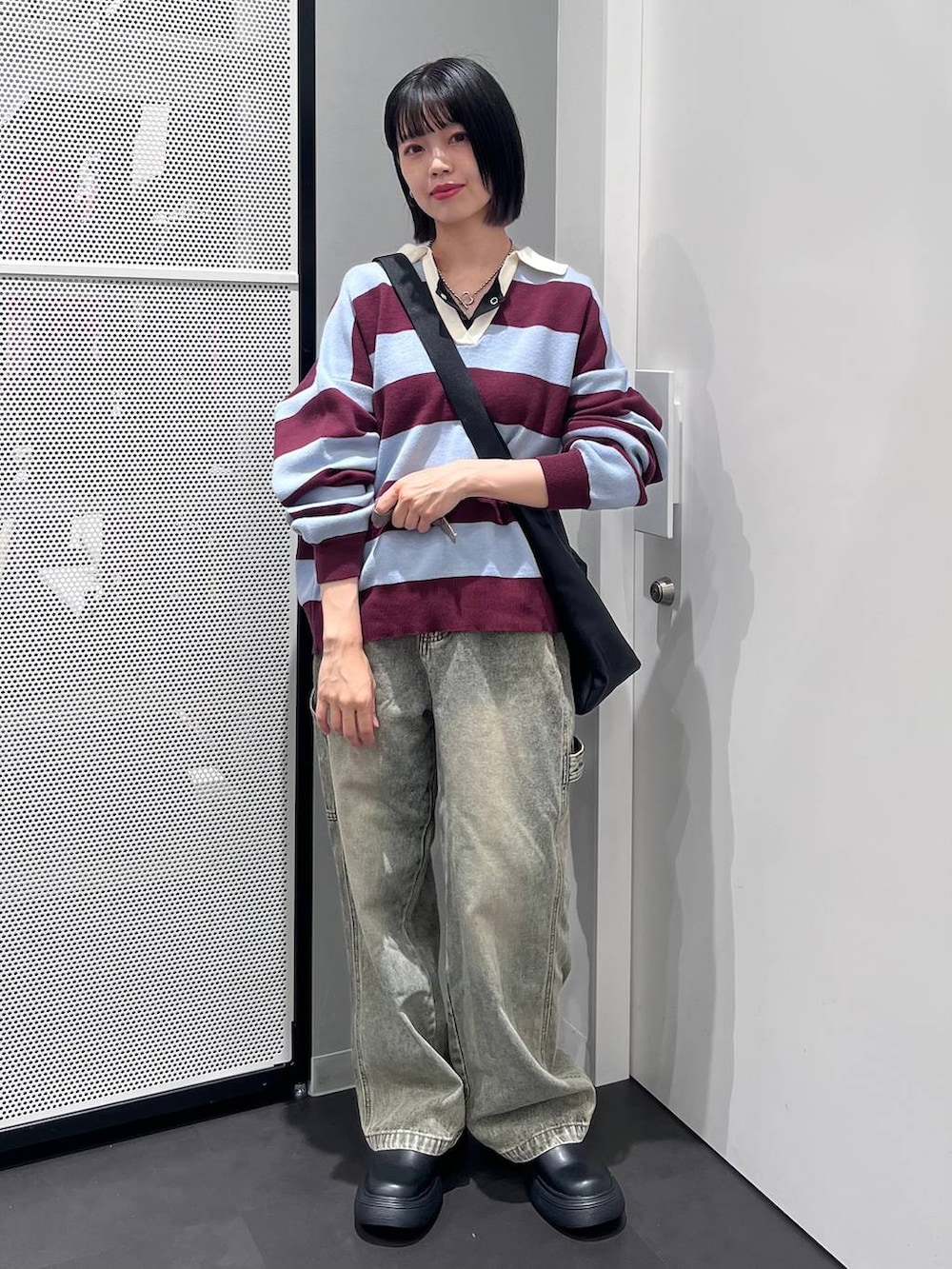 ブラック系のTシャツ/カットソー、その他のニット/セーター、ブラック系のその他シューズを着用したレディースの秋コーディネートの2枚目の写真