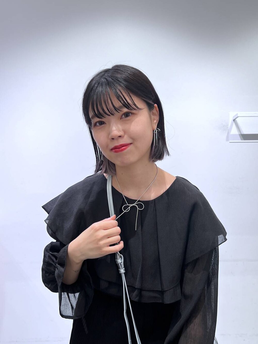 その他のショルダーバッグ、シルバー系のバレエシューズ、ブラック系のスカートを着用したレディースの春コーディネートの3枚目の写真