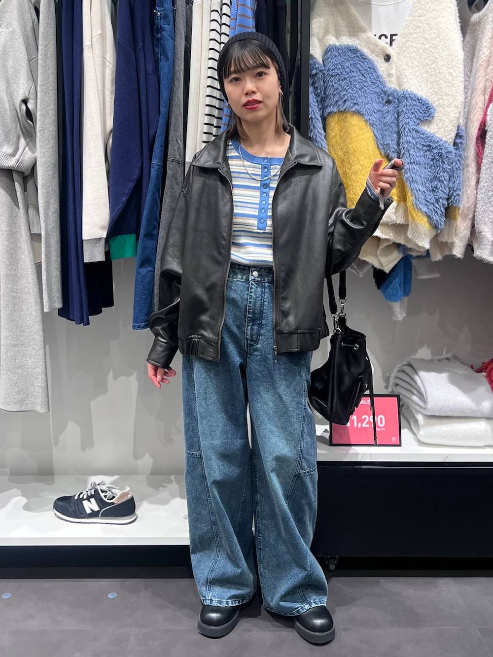 ブラック系のショルダーバッグ、ブルー系のニット/セーター、ブラック系のサンダルを着用したレディースの冬コーディネートの2枚目の写真