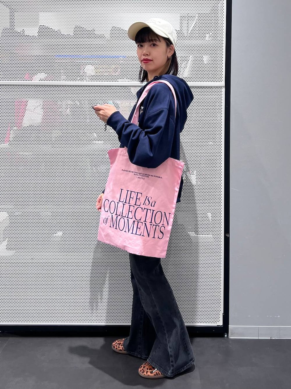 ピンク系のトートバッグ、ブルー系のパーカー、その他のスニーカーを着用したレディースの冬コーディネートの4枚目の写真