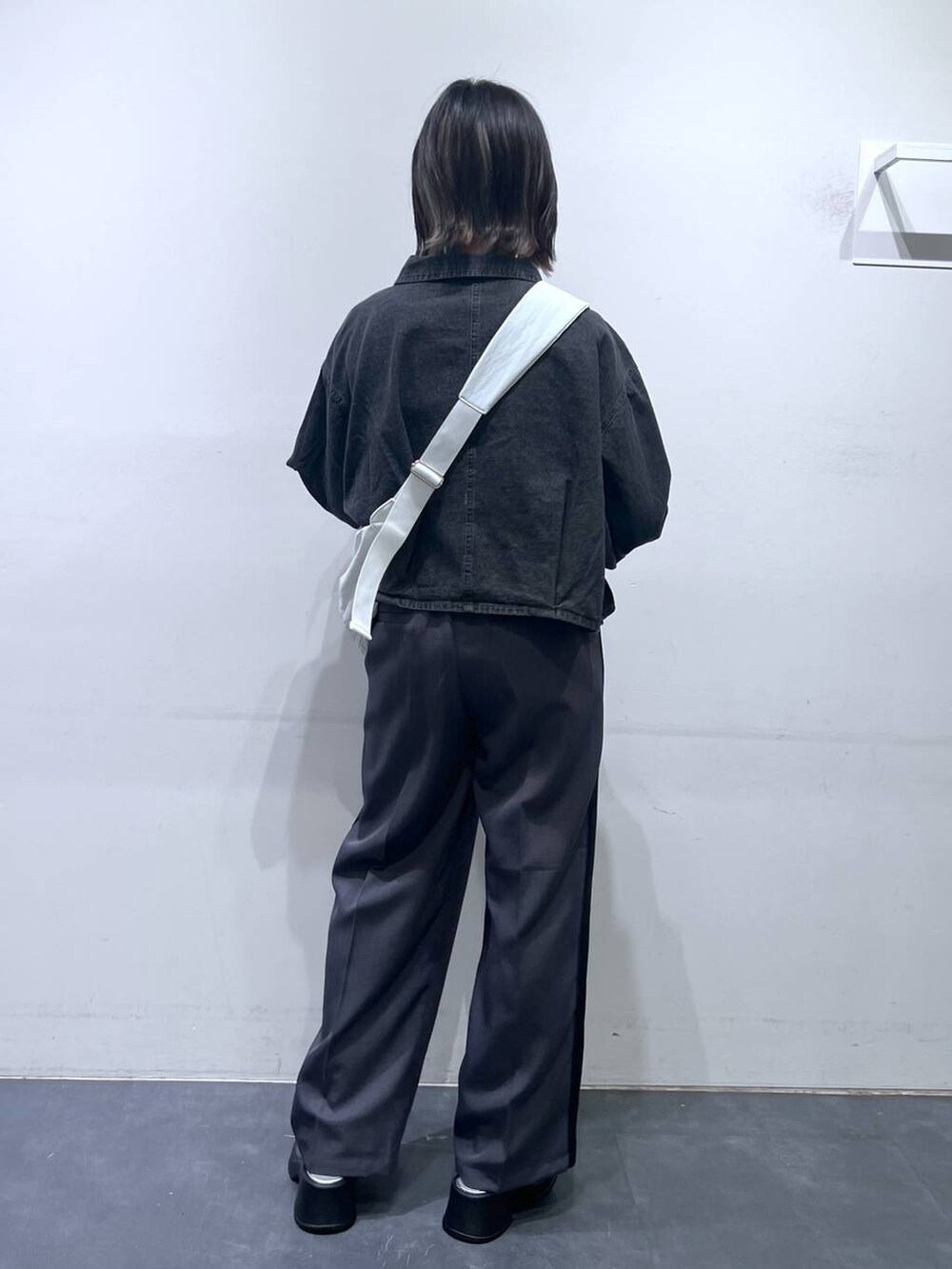 グレー系のデニムジャケット、ブラック系のTシャツ/カットソー、グレー系のその他パンツを着用したレディースの春コーディネートの4枚目の写真