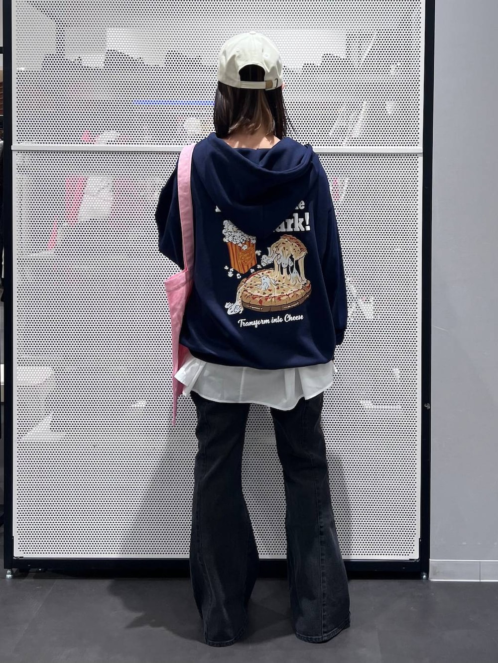 ピンク系のトートバッグ、ブルー系のパーカー、その他のスニーカーを着用したレディースの冬コーディネートの5枚目の写真