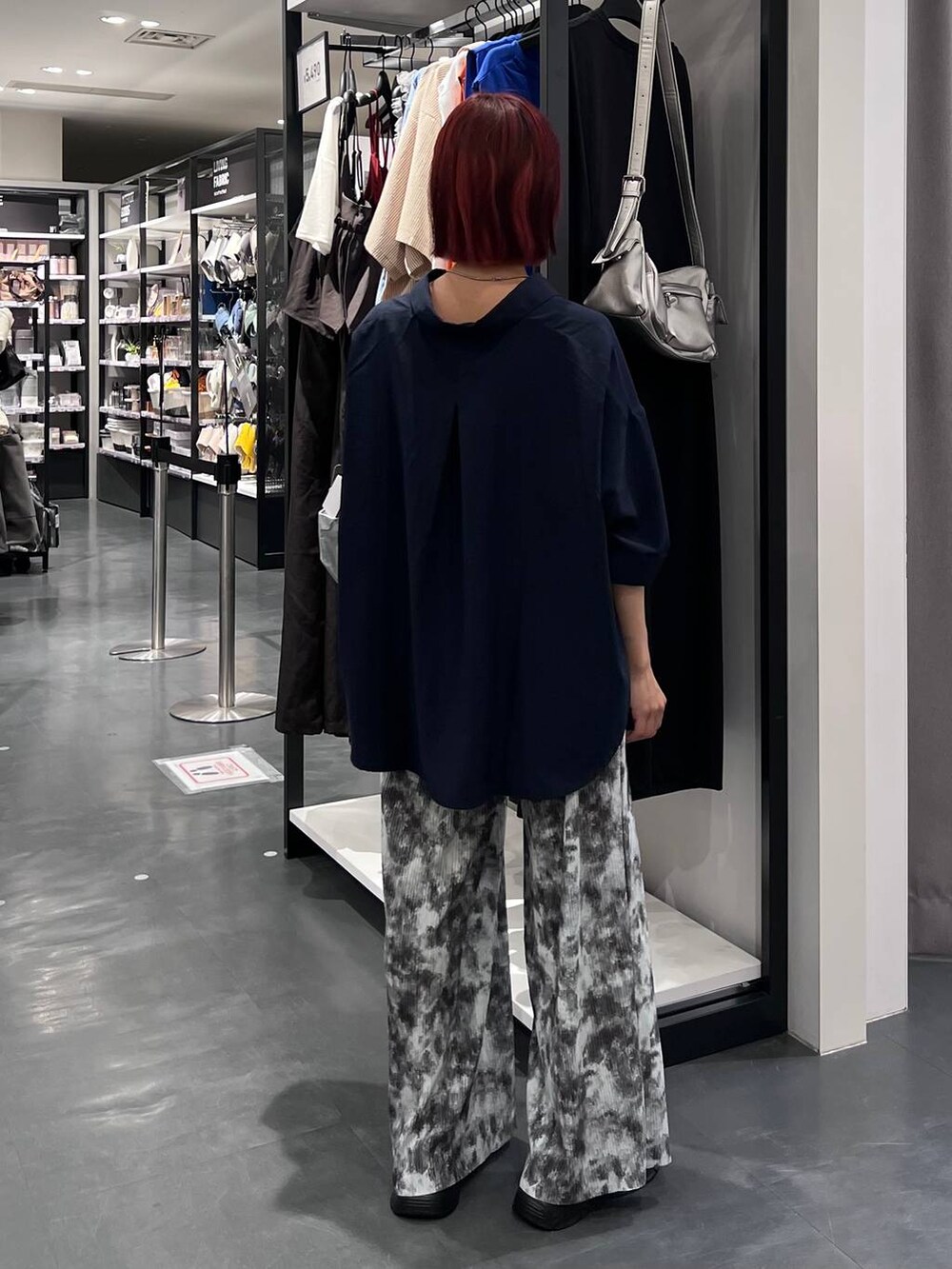 その他のショルダーバッグ、グレー系のその他パンツ、ブルー系のシャツ/ブラウスを着用したレディースの夏コーディネートの6枚目の写真