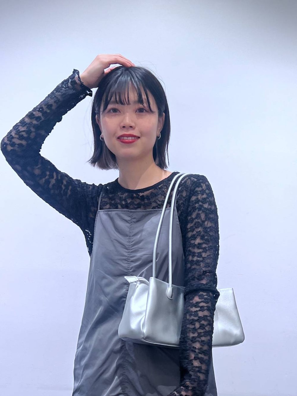 その他のトートバッグ、ブラック系のサンダル、グレー系のワンピースを着用したレディースの春コーディネートの2枚目の写真