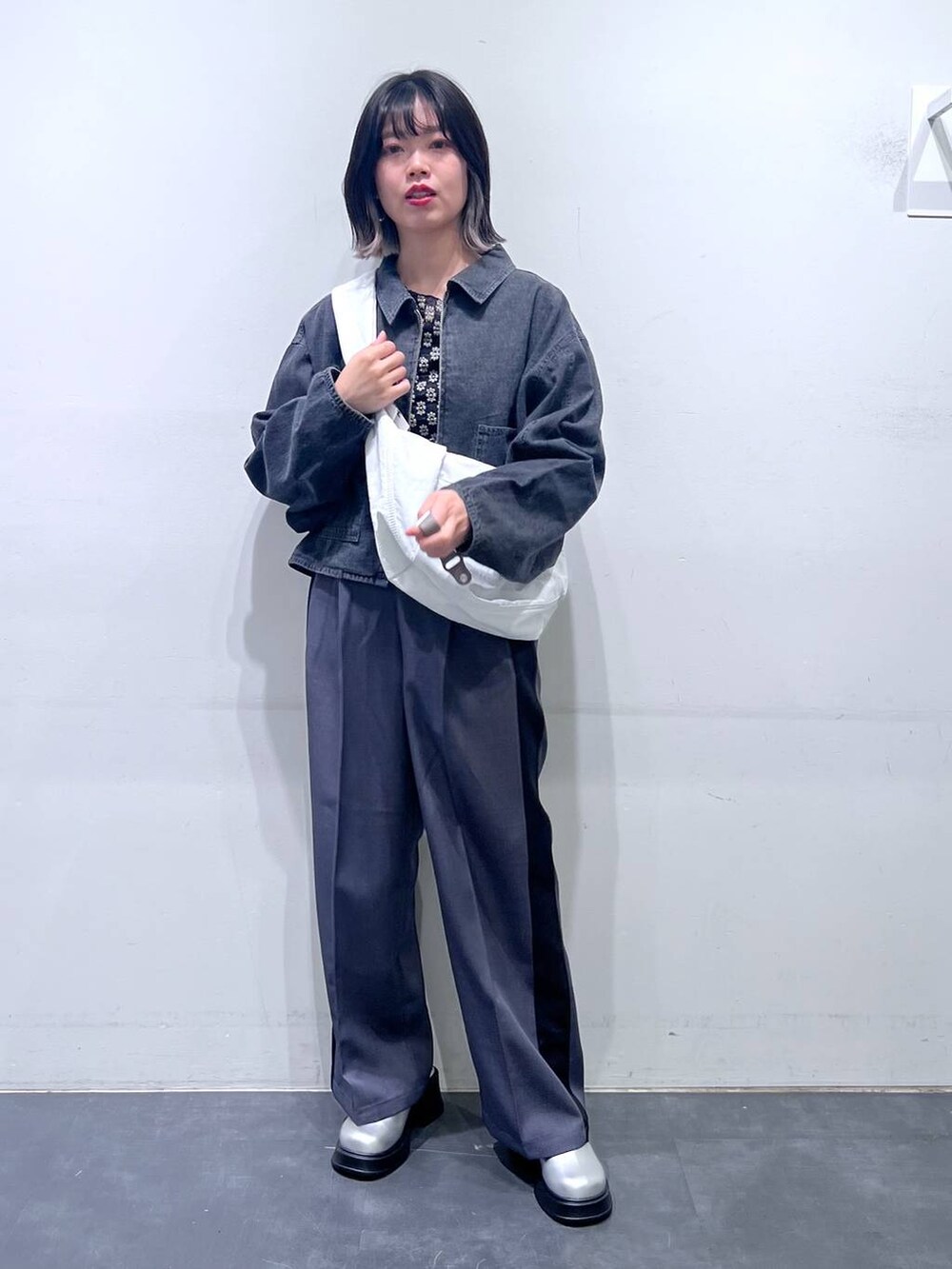 グレー系のデニムジャケット、ブラック系のTシャツ/カットソー、グレー系のその他パンツを着用したレディースの春コーディネートの2枚目の写真
